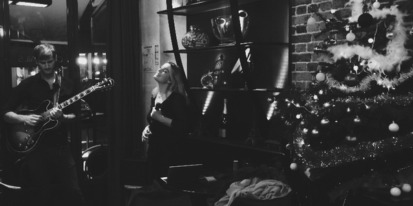 Une jeune femme, chanteuse de jazz, joue dans un bar lors d'une animation musicale.