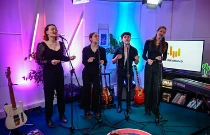 Une chorale qui effectue une prestation musicale.