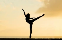 Silhouette de danseur sur fond de ciel doré
